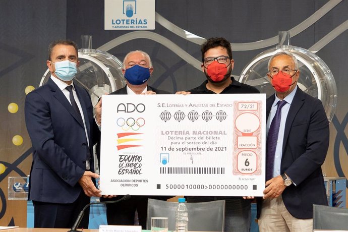 José Manuel Franco (CSD), Jesús Huerta (SELAE), el tirador Alberto Fernández, oro en Tokyo 2020, y Alejandro Blanco (COE) presentan el décimo de Loterías dedicado a ADO.