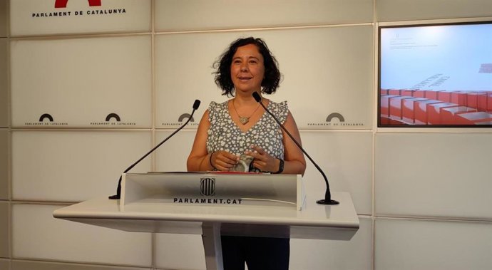 La portavoz adjunta de los comuns en el Parlament, Susanna Segovia, en rueda de prensa en el Parlament