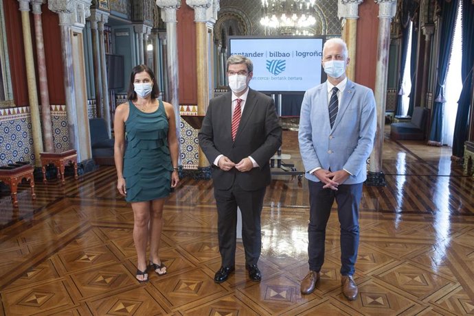 Los alcaldes de Logroño y Bilbao y la alcaldesa de Santander, en su reunión en la capital vizcaína.