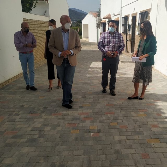 La delegada territorial de Regeneración, Justicia y Administración Local en Málaga y el alcalde de Cártama visitan obras realizadas del PFEA.