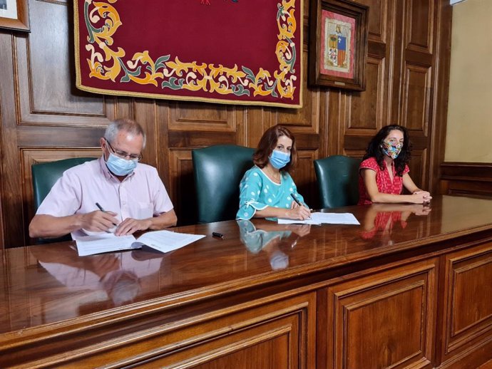 La alcaldesa de Teruel, Emma Buj, y el director de Cáritas Diocesana de Teruel y Albarracín, Juan Marco, acompañados de la concejal de Servicios Sociales, Nuria Tregón, firman el convenio.