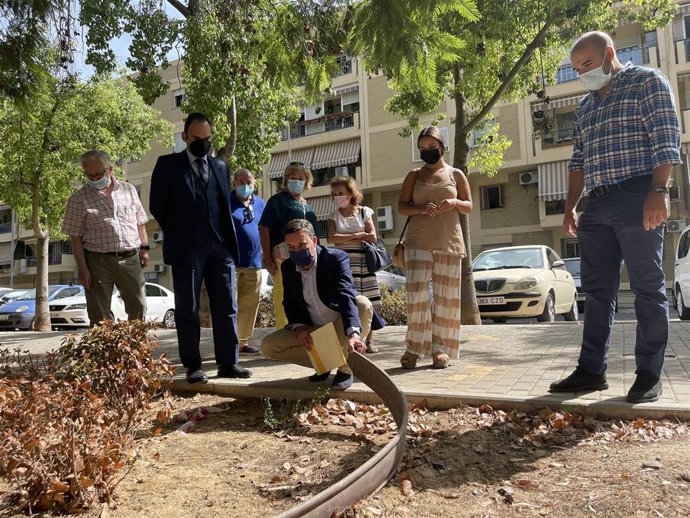 El portavoz popular del Ayuntamiento de Sevilla, Juan de la Rosa, en la Ronda de Tejares tras los trabajos de reurbanización.