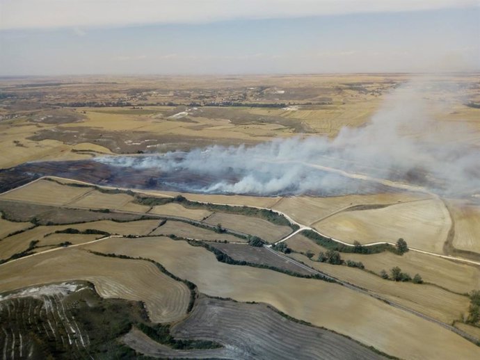 Incendio agrícola en Santibáñez-Zarzaguda (Burgos).