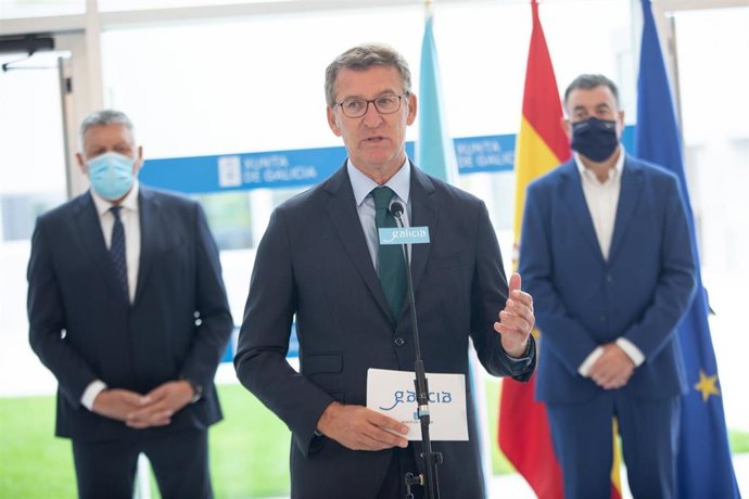 El presidente de la Xunta, Alberto Núñez Feijóo, y el conselleiro de Cultura, Educación e Universidade, Román Rodríguez, visita el nuevo CEIP Plurilingüe Cruceiro Sanxenxo (Pontevedra).