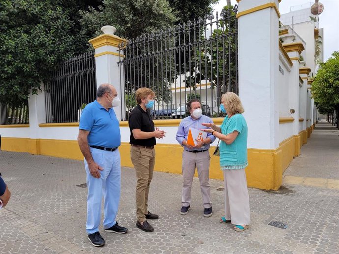 López Aparicio visita al entorno del hospital San Juan de Dios junto a los miembros de la agrupación de Cs del Distrito Nervión.