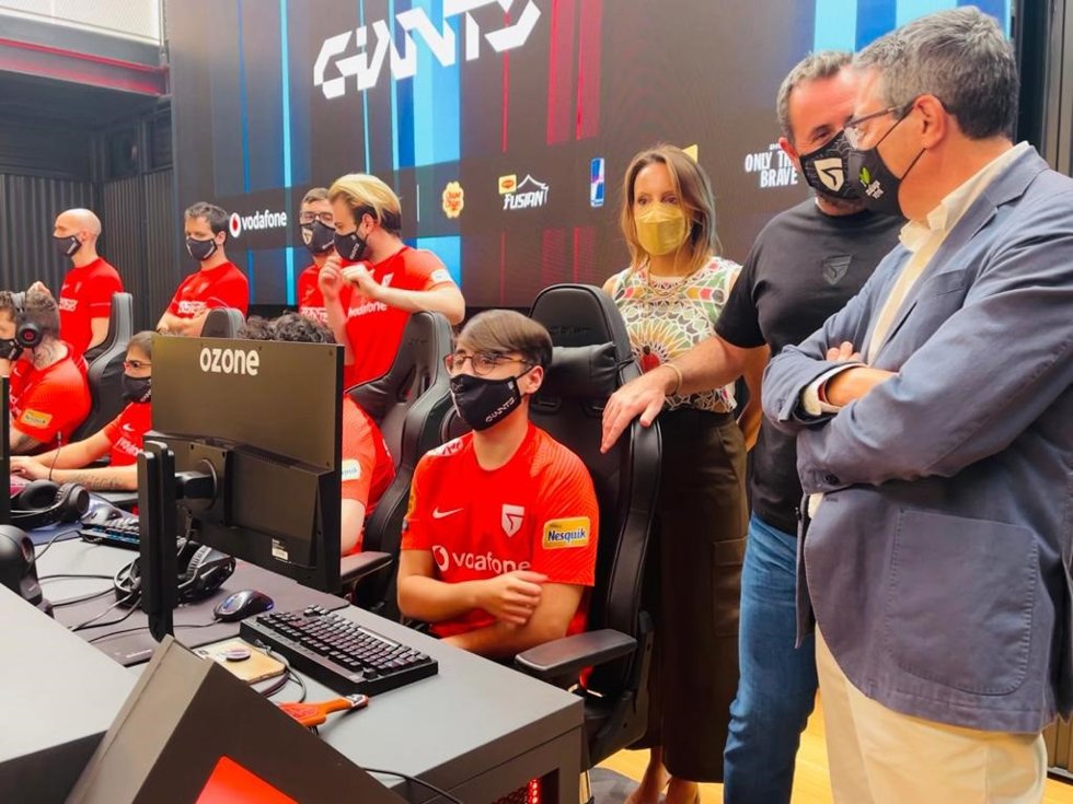 Francisco Salado, presidente de la Diputación de Málaga, en su visita a Home of Giants