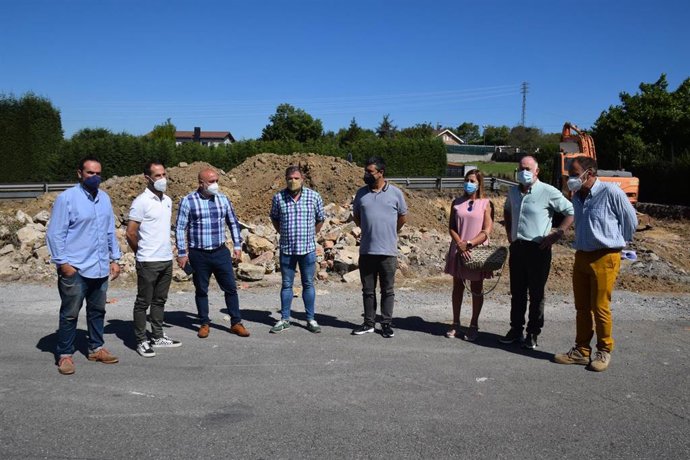 Angel García visita las obras de construcción de la glorieta de acceso oeste a El Berrón