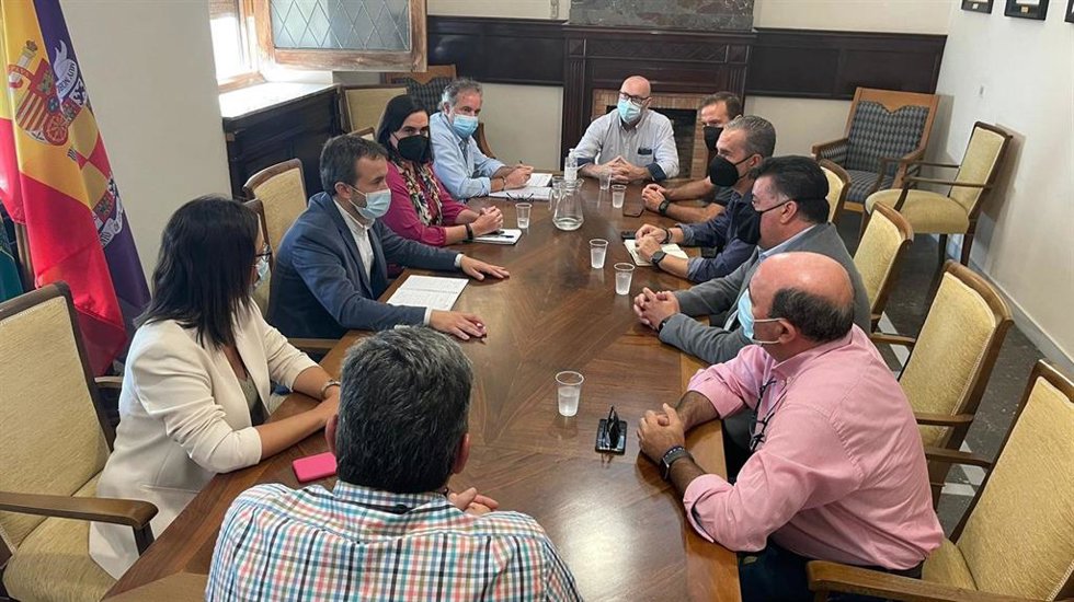 Responsables del Ayuntamiento de Jaén y de UGT abordan la situación del servicio de autobús.