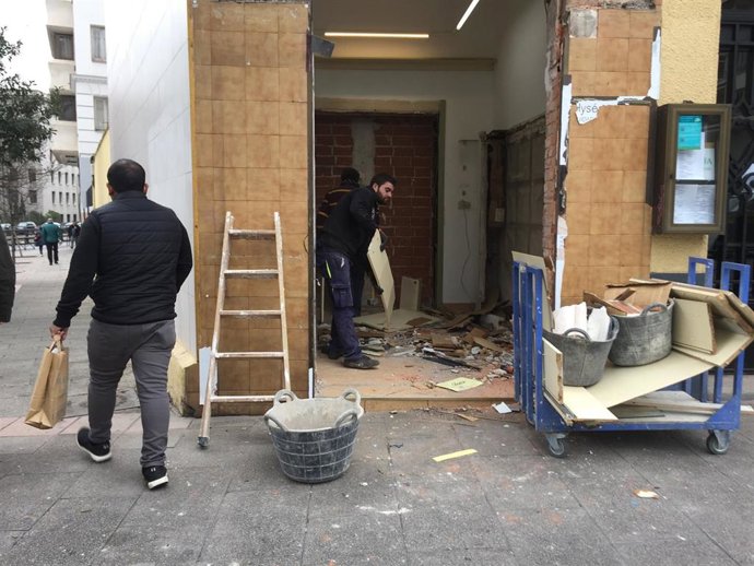 Archivo - Unos albañiles trabajan en el interior de un portal en una imagen de archivo.