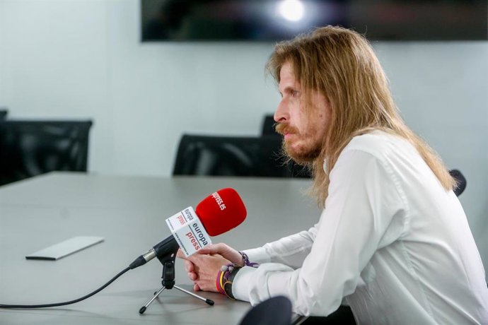 El coordinador general de Podemos en Castilla y León, Pablo Fernández, durante una entrevista para Europa Press en la sede de la agencia, a 12 de agosto de 2021, en Madrid (España).