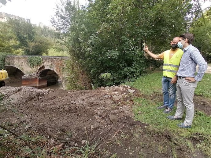 Obras en el puente de la Alameda del Parral.