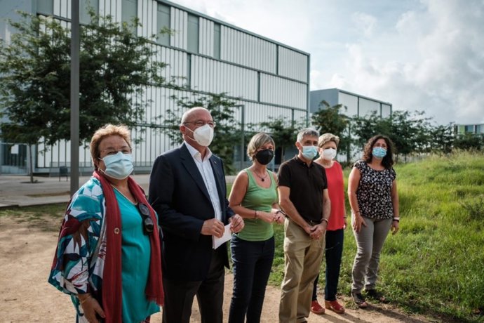 La rectora de la URV, María José Figueras; el alcalde de Reus, Carles Pellicer; la vicealcaldesa, Noemí Llauradó; el decano de la Facultad de Medicina, Antoni Castro; la concejal de Economía, Teresa Pallars; y la de Urbanismo, Marina Berasategui