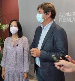 La delegada del Gobierno, Mercedes González, con el alcalde de Fuenlabrada, Javier Ayala, tras celebrar la Junta de Seguridad Local por las fiestas patronales