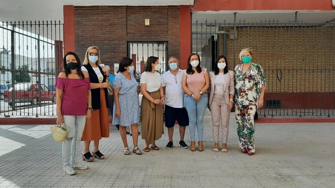 La delegada territorial de Fomento y Ordenación del Territorio de la Junta, Cristina Casanueva (cuarta por la izda.), en su visita a uno de los bloques de Puente Genil.