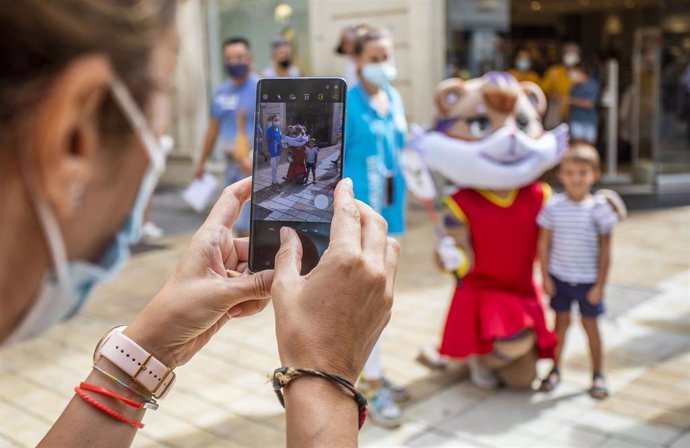 Onuba, la mascota del Mundial de Bádminton, visita los comercios de la capital