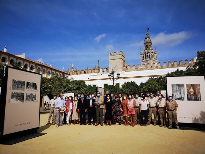 Inaugurada una muestra fotográfica en el Patio de Banderas por  los 90 años de la cesión del Alcazar a Sevilla