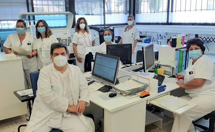 El equipo del Servicio de Análisis Clínico y Microbiología del Hospital Infanta Elena de Huelva.
