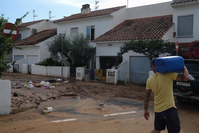 Arxiu - Destrosses i carrers inundats després de la tempesta a Alcanar