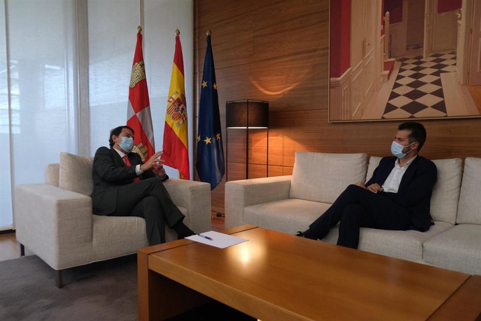 Reunión entre Alfonso Fernández Mañueco (I) y Luis Tudanca (D).