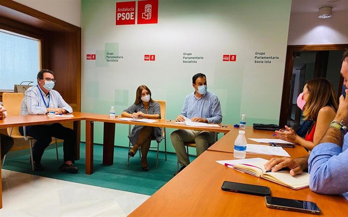 La secretaria general del PSOE de Sevilla, Verónica Pérez, junto a la portavoz socialista en la Comisión de Fomento, Infraestructuras y Ordenación del Territorio, Beatriz Rubiño, y el alcalde de Lebrija, José Barroso