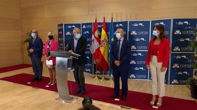 El procurador de Cs y vicepresidente de la Junta, Francisco Igea, durante su intervención acompañado de los consejeros de Cs y el portavoz del Grupo Parlamentario.