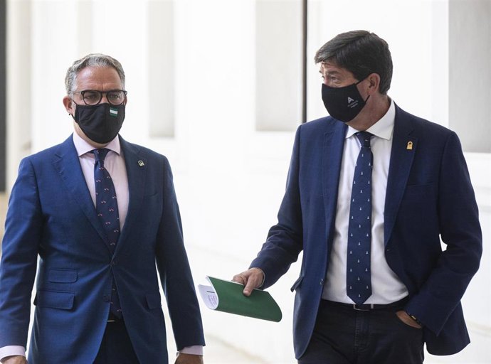 El consejero de Presidencia, Elías Bendodo (i), y el vicepresidente de la Junta de Andalucía, Juan Marín (d), antes del inicio de la rueda de prensa tras la reunión del Consejo de Gobierno de la Junta de Andalucía. A 07 de septiembre de 2021, en Sevilla