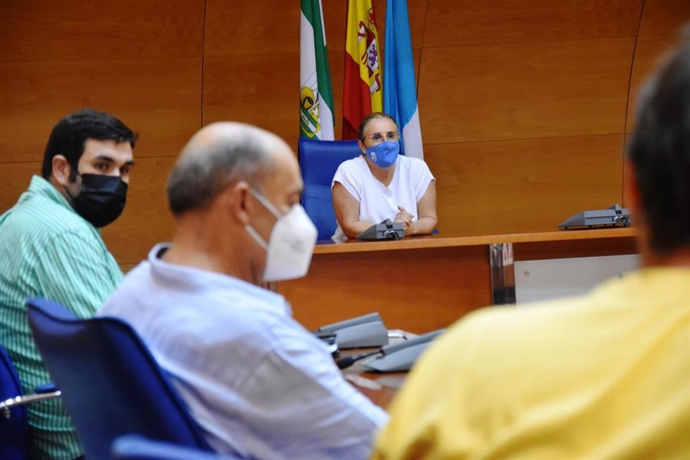 Alcaldesa de Fuengirola durante una reunión con representantes de peñas