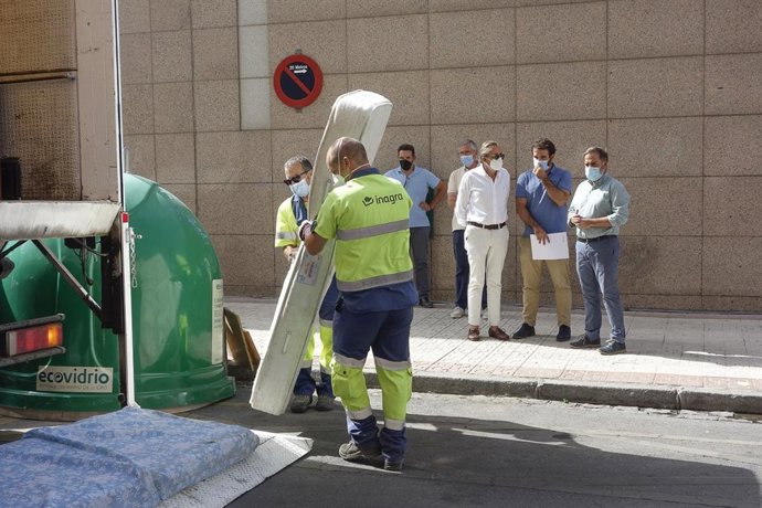 El Ayuntamiento de Granada refuerza el servicio gratuito de recogida de muebles y enseres.