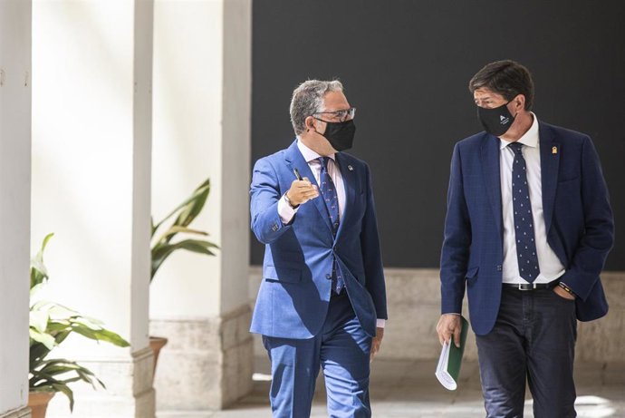 El consejero de Presidencia, Elías Bendodo (i), y el vicepresidente de la Junta de Andalucía, Juan Marín (d), antes del inicio de la rueda de prensa tras la reunión del Consejo de Gobierno de la Junta de Andalucía. A 07 de septiembre de 2021, en Sevilla