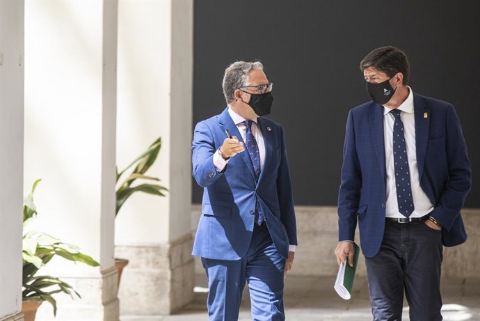 El consejero de Presidencia, Elías Bendodo (i), y el vicepresidente de la Junta de Andalucía, Juan Marín (d), antes del inicio de la rueda de prensa tras la reunión del Consejo de Gobierno de la Junta de Andalucía. A 07 de septiembre de 2021, en Sevilla