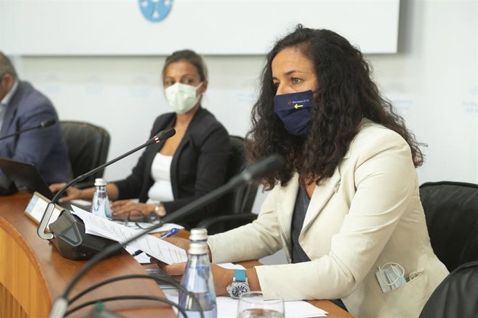 La presidenta de Portos de Galicia, Susana Lenguas,  y la  directora xeral de Pesca, Acuicultura e Innovación Tecnolóxica, Mercedes Rodríguez, responden a distintas preguntas en la Comisión 8 de Pesca e Marisqueo del Parlamento gallego.