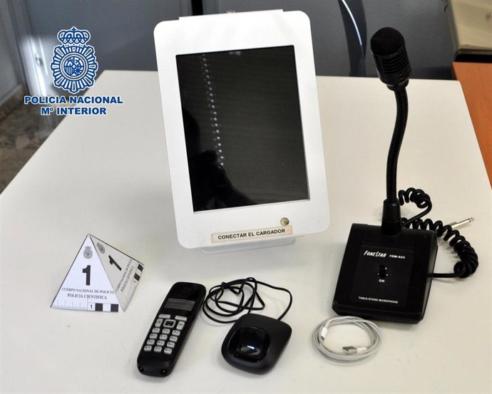 Efectos intervenidos a este hombre, sustraídos en una gasolinera de Huesca.