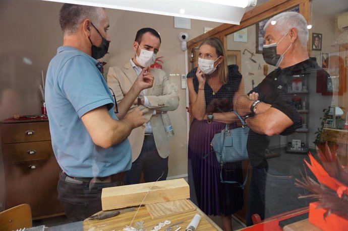 La directora general de Comercio, Lorena Garrido, y el delegado de Transformación Económica, Ángel Herrador (centro), visitan el taller del artesano Ángel Cerezo, cuya pieza 'Arqueta Califal' estará en la exposición.