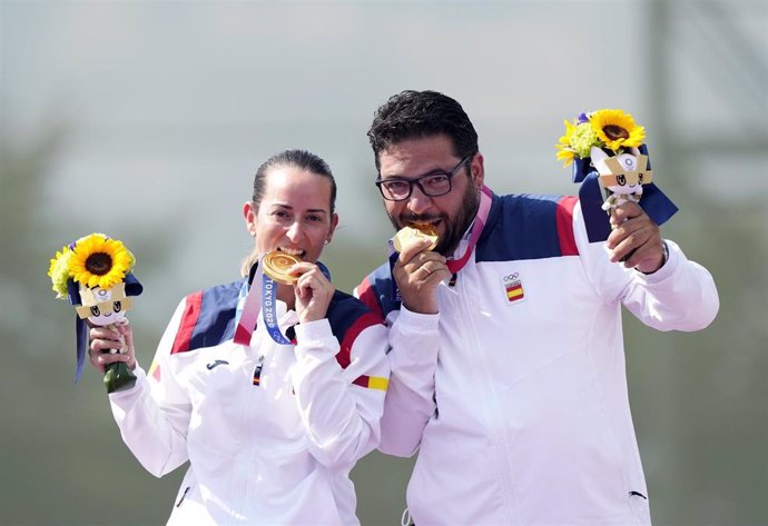 Archivo - Fátima Gálvez y Alberto Fernández muerden la medalla de oro en equipo mixto de foso olímpico en los Juegos de Tokyo 2020.