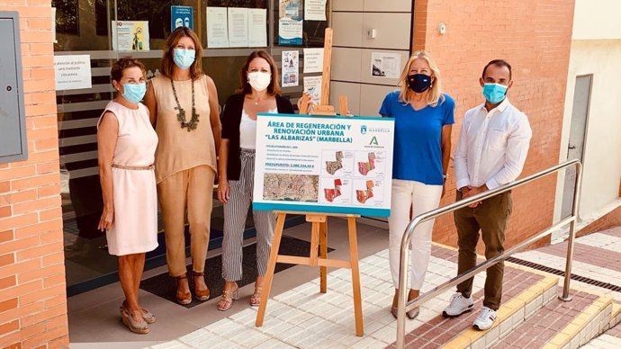 La delegada de la Junta de Andalucía en Málaga, Patricia Navarro, y la alcaldesa de Marbella, Ángeles Muñoz, en un acto en Marbella