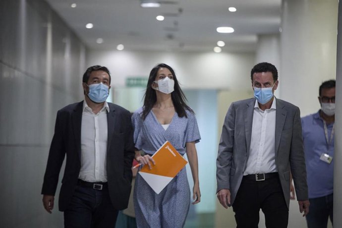 La presidenta de Ciudanos, Inés Arrimadas, acompada por los diputados Miguel Gutiérrez y Edmundo Bal