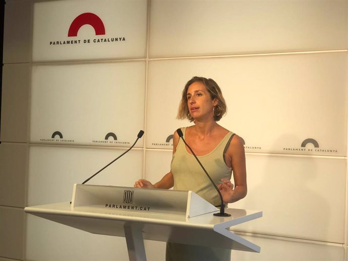 La diputada de la CUP en el Parlament Laia Estrada en rueda de prensa en la Cámara catalana el 7 de septiembre de 2021.