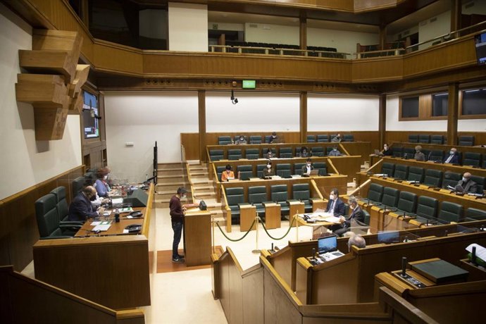Archivo - Pleno del Parlamento Vasco, en Vitoria