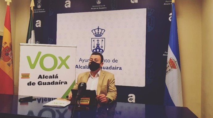 El portavoz municipal de Vox en Alcalá de Guadaíra, en rueda de prensa.