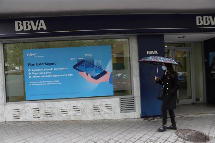Archivo - Una persona pasa por delante de la puerta de una Oficina de BBVA en Madrid, a 22 de abril de 2021, en Madrid (España). La dirección de BBVA ha planteado el despido de 3.798 personas y el cierre de 530 oficinas. 