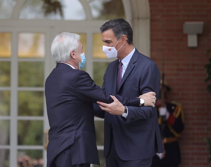 El presidente del Gobierno, Pedro Sánchez (d), recibe al presidente de la República de Chile, Sebastián Piñera (i), en el Palacio de la Moncloa, a 7 de septiembre de 2021, en Madrid (España). En su segunda visita oficial a España, Piñera se ha reunido p