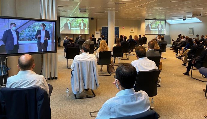 Directivos de BBVA reuninidos en la sede de la entidad en Sevilla