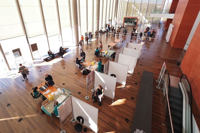 Archivo - Dispositivo donde trabajadores sanitarios administran la vacuna contra el Covid-19, en el Centro Cultural Miguel Delibes, a 5 de abril de 2021, en Valladolid, Castilla y León, (España). El dispositivo, puesto en marcha por Sanidad de Castilla 