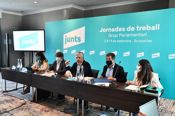 El expresidente de la Generalitat Carles Puigdemont; el secretario general de Junts, Jordi Snchez; la presidente del Parlament, Laura Borrs; el presidente de Junts en el Parlament, Albert Batet, y la portavoz parlamentaria, Mnica Sales