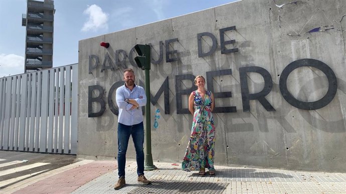 Los ediles de Vox en el nuevo parque de bomberos de Dos Hermanas, estrenado en junio