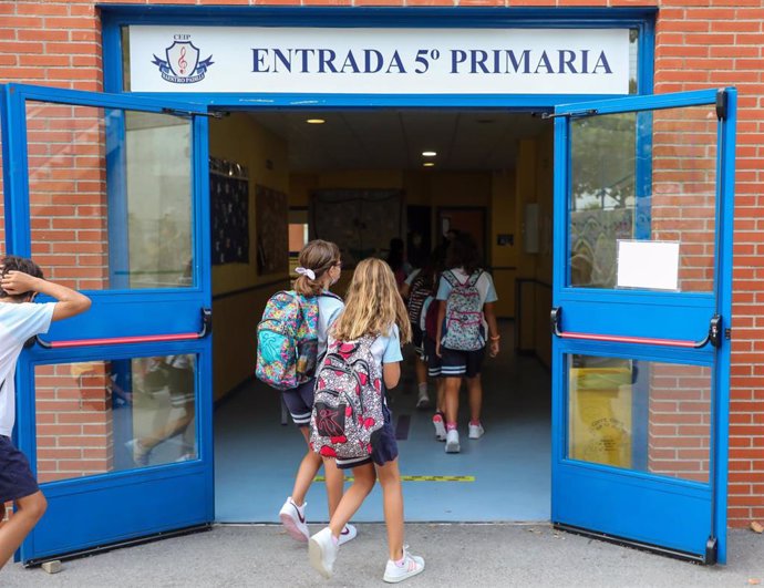 Un grupo de niños a las puertas del colegio Maestro Padilla el día en el que se inicia el curso de Educación Primaria 2021-22.