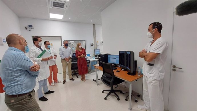La delegada de la Junta en Almería visita el nuevo equipo de resonancia del Hospital La Inmaculada.
