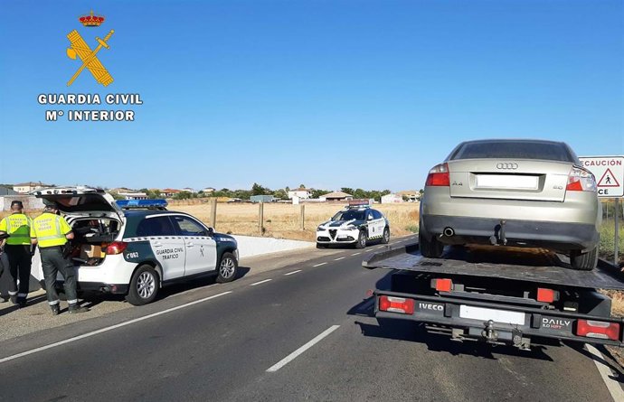 Agentes de la Guardia Civil en una control de Tráfico y un vehículo inmovilizado.