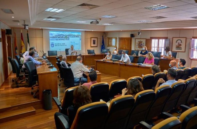 El alcalde y concejal de Turismo de Benalmádena (Málaga), Víctor Navas, informa de que desde el equipo de gobierno se ha comenzado a trabajar en una estrategia de sostenibilidad turística en destino