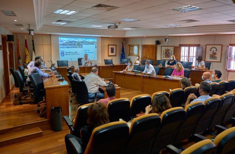 El alcalde y concejal de Turismo de Benalmádena (Málaga), Víctor Navas, informa de que desde el equipo de gobierno se ha comenzado a trabajar en una estrategia de sostenibilidad turística en destino
